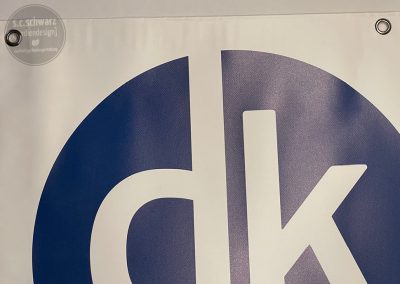 PVC-Banner für das Kfz-Sachverständigenbüro Dennis Karl | Materialansicht, Saum und Ösen (Vorderseite)