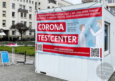 PVC-Banner für das Corona Testcenter am Kolpingplatz in Karlsruhe | montiert am Container