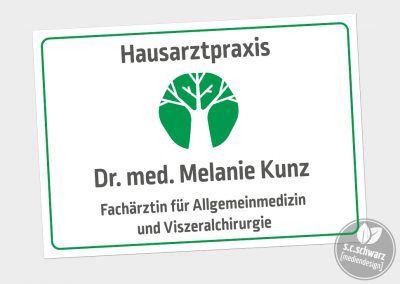 Praxisschild für Dr. med. Melanie Kunz | Eingangstüre im Treppenhaus