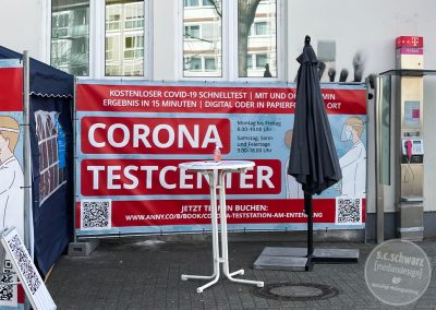 PVC-Banner für das Corona Testcenter am Entenfang in Karlsruhe | montiert am Bauzaun
