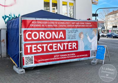 PVC-Banner für das Corona Testcenter am Entenfang in Karlsruhe | montiert am Bauzaun