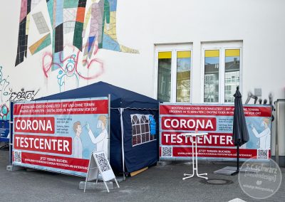 PVC-Banner für das Corona Testcenter am Entenfang in Karlsruhe | montiert an Bauzäunen